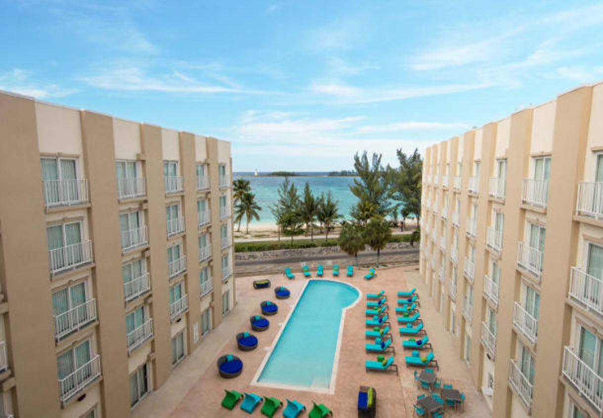 Courtyard By Marriott Nassau Downtown/Junkanoo Beach Exterior photo