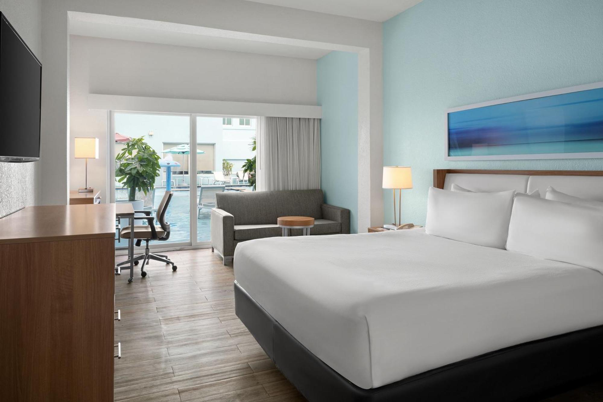 Courtyard By Marriott Nassau Downtown/Junkanoo Beach Exterior photo