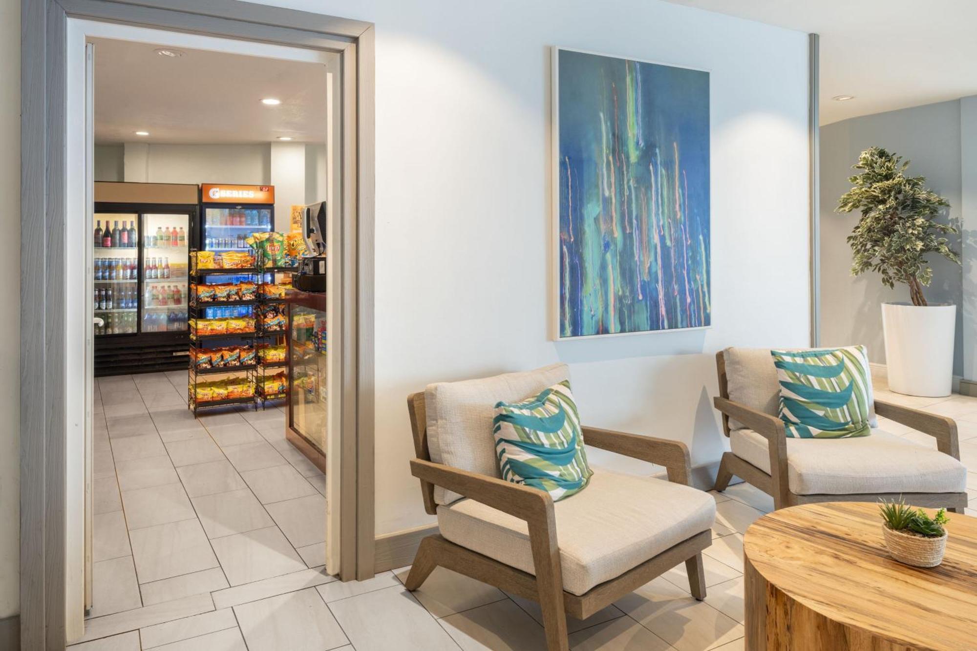 Courtyard By Marriott Nassau Downtown/Junkanoo Beach Exterior photo